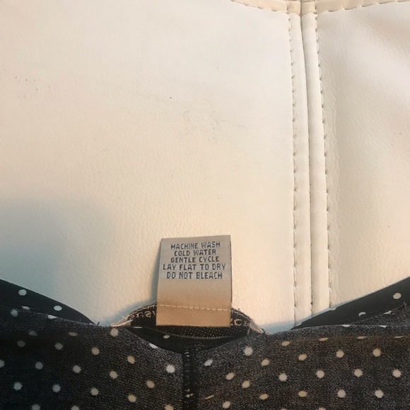 Flattering black top - Picture 3 of 3